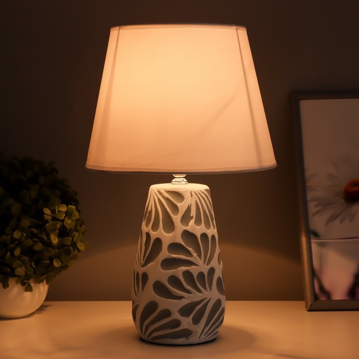 Настольная лампа Настольная лампа "Аиша" Е14 40Вт бело-серый 22х22х36 см