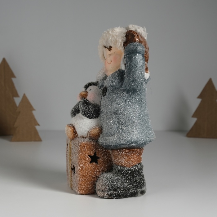 Сувенир керамика свет "Малыш в сером пальто, с пингвином на подарке" 12х6,5х20 см