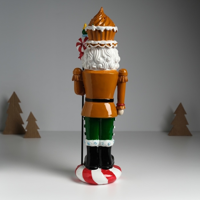 Сувенир полистоун  Сувенир полистоун "Щелкунчик в имбирном мундире, с кексом и пикой с леденцом" 13х10х35,5 см   103258