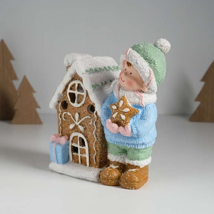 Сувенир керамика свет Сувенир керамика свет "Малышка в голубом свитере у пряничного домика" 15х8х16 см
