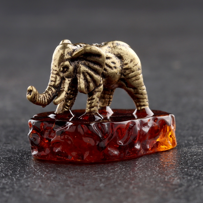 Брелок талисман  Брелок талисман "Слон", латунь, янтарь