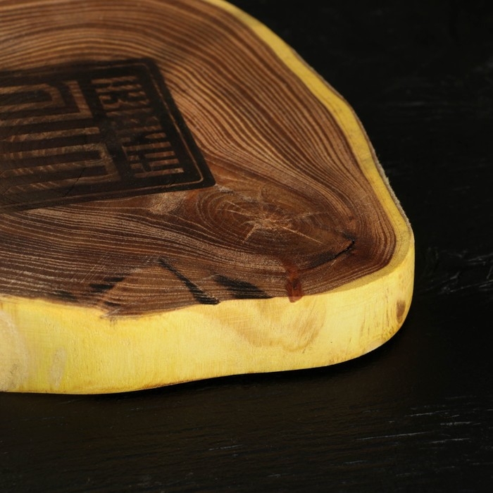 Доска разделочная из спила Wild Kitchen, d=160-200 мм, толщина 30 мм, цельный массив кедра Доска разделочная из спила Wild Kitchen, d=160-200 мм, толщина 30 мм, цельный массив кедра