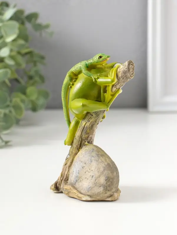 Сувенир полистоун "Лягушонок на дереве с ящерицей на спине" 12,5 см