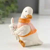 Сувенир полистоун "Белый утёнок в жилетке, с игрушкой-зайчиком" 9 см