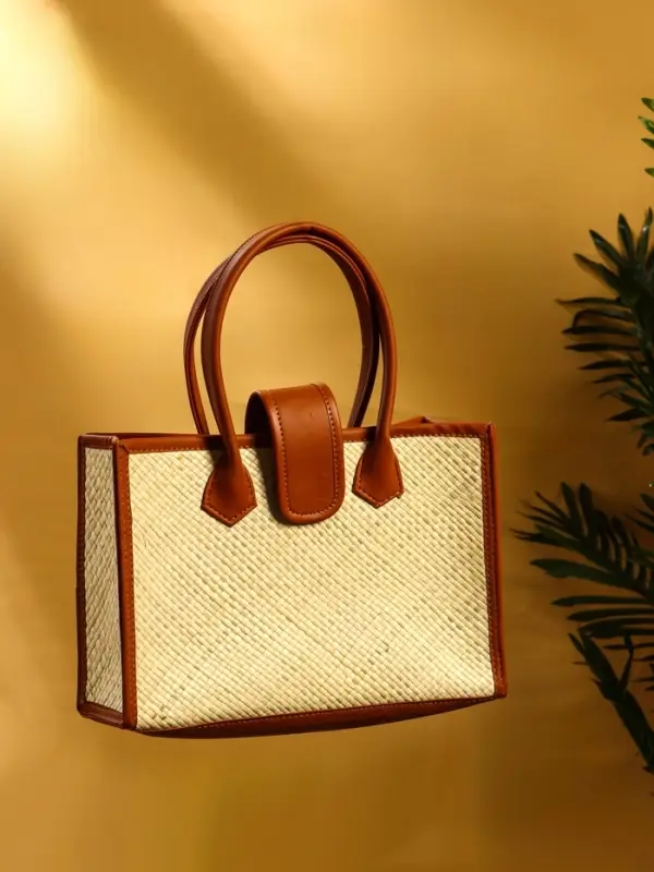 Сумка плетёная на застёжке из пандана 30х10х35 см, бежево-коричневый Сумка плетёная на застёжке из пандана 30х10х35 см, бежево-коричневый