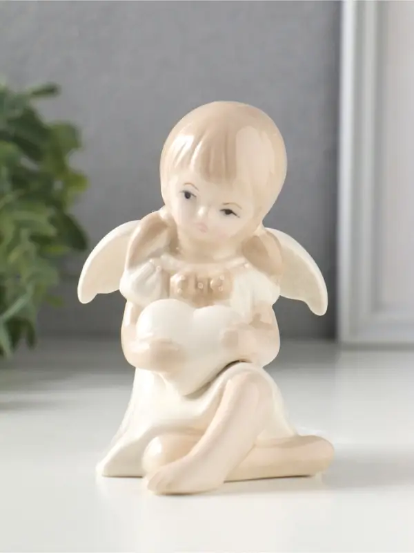 Сувенир керамика "Девочка-ангел в платьице с бантиком, держит сердце" 8,8х7,5х10,3 см