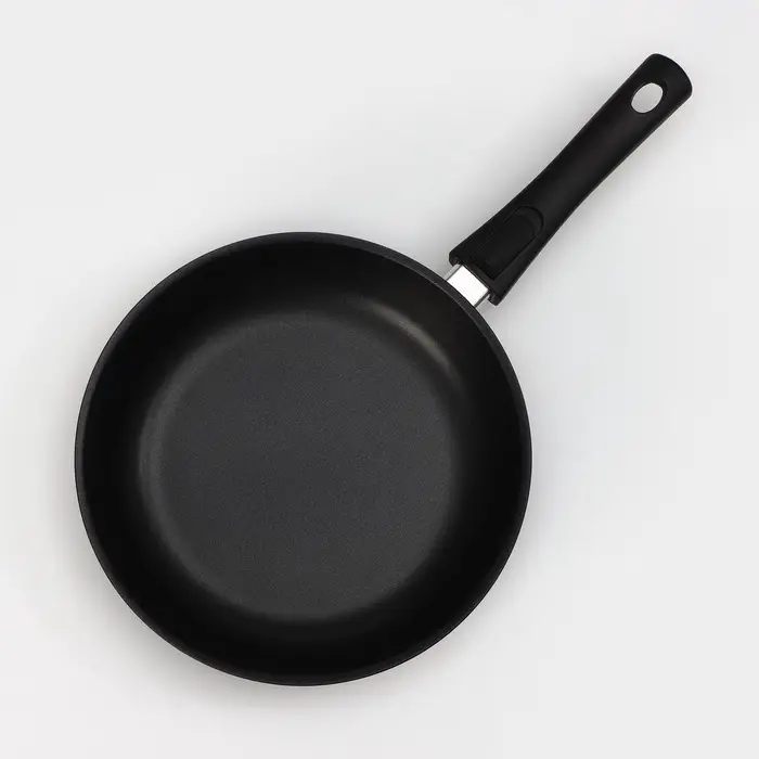 Сковорода KUKMARA &laquo;Традиция&raquo;, d=26 см, стеклянная крышка, съёмная ручка, антипригарное покрытие, алюминий, чёрная