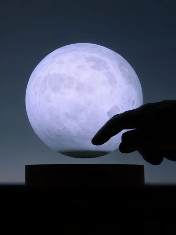 Левитирующая луна MoonFlight с деревянной подставкой Левитирующая луна MoonFlight с деревянной подставкой