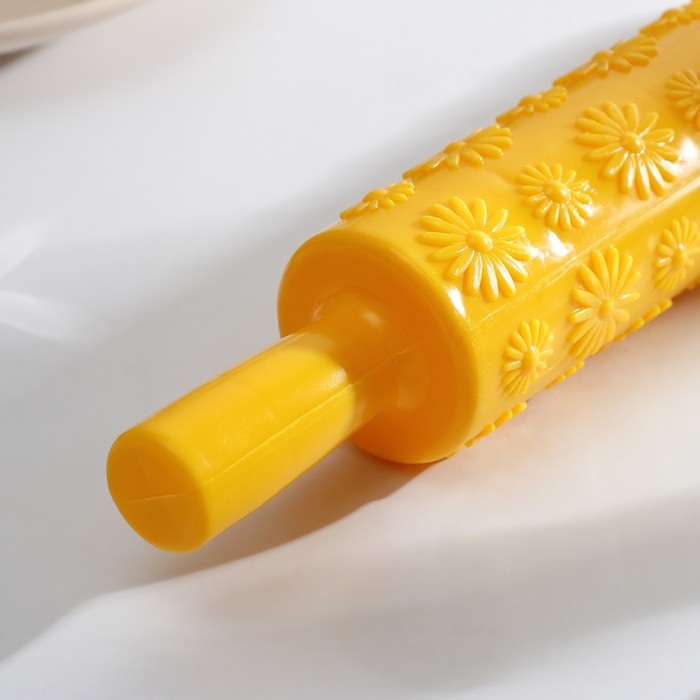 Скалка кондитерская «Ромашки», 37 см, рабочая часть 25 см, фактурная, цвет МИКС Скалка кондитерская «Ромашки», 37 см, рабочая часть 25 см, фактурная, цвет МИКС