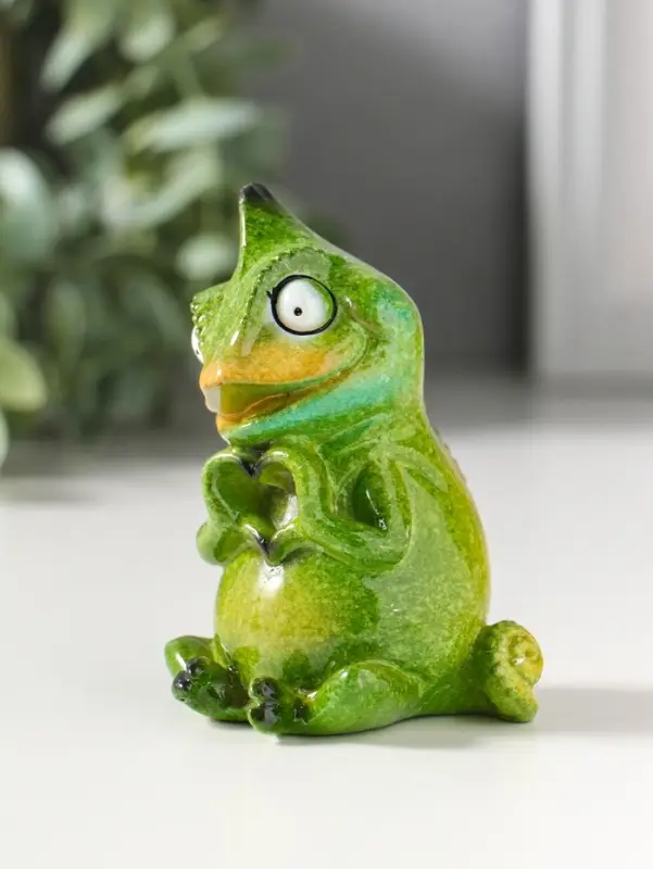 Сувенир полистоун лак "Хамелеон показывает сердечко лапками" зелёный 6х5,3х8,7 см