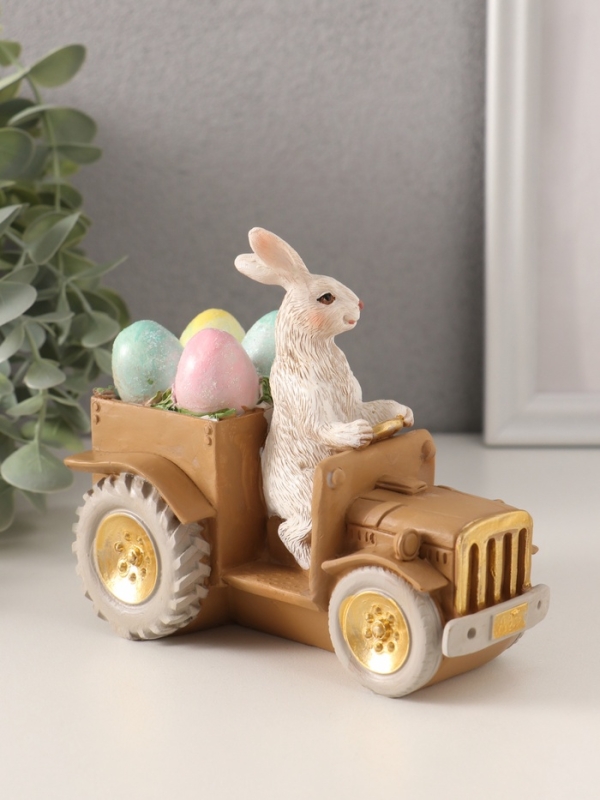 Сувенир полистоун "Заяц-тракторист с пасхальными яичками в кузове" 11,5х6,5х12 см