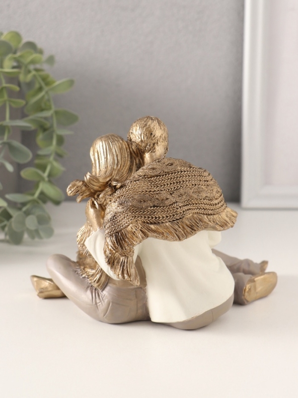 Сувенир полистоун Сувенир полистоун "Молодые родители с малышом, в пледе" 15,5х10,5х11,5 см