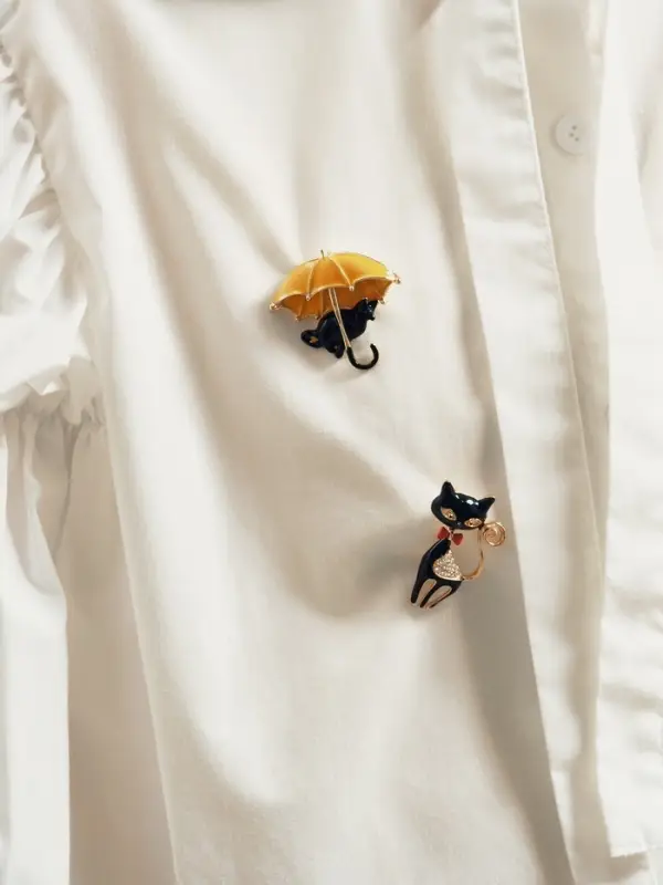 Брошь &laquo;Кошечка&raquo;, с сердечком, чёрная в золоте