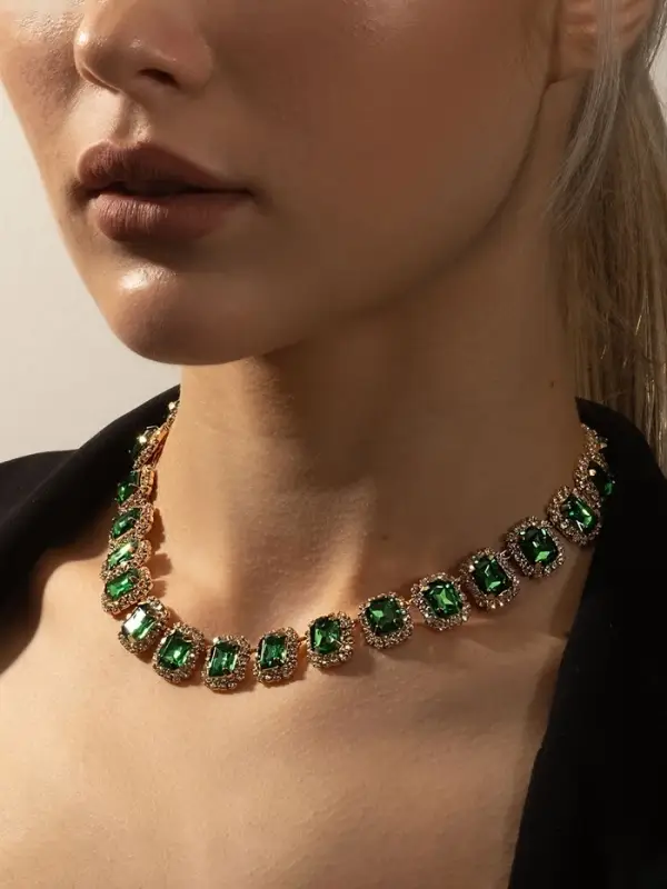 Колье &laquo;Драгоценность&raquo;, квадраты в стразах, бело-зелёное в золоте, 32 см