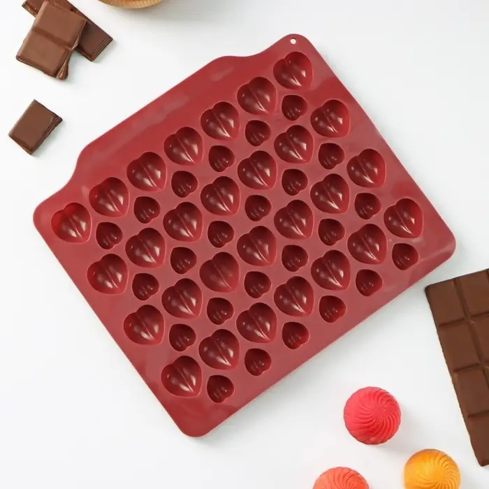 Форма для шоколада Доляна &laquo;Море сердец&raquo;, силикон, 18&times;15&times;1 см, 52 ячейки, два цвета, коричневая, бордовая