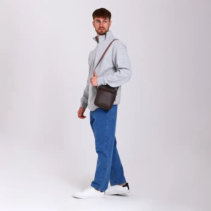 Сумка кросс-боди мужская на молнии, с ручкой, 3 наружных кармана, 17&times;5.5&times;20 см, коричневая