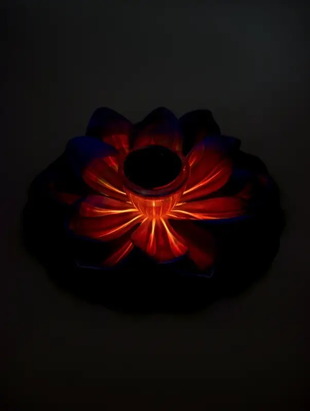 Садовый светильник для водоемов 28 х 28 х 9 см на солнечной бат-е Садовый светильник для водоемов 28 х 28 х 9 см на солнечной бат-е "Лотос" фиол-ый N010