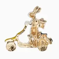 Брошь &laquo;Заяц&raquo; на мопеде, стразы, цветной в золоте