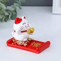 Сувенир полистоун подставка под телефон "Манэки-нэко с золотым слитком" 5,8х8,5х6,5 см