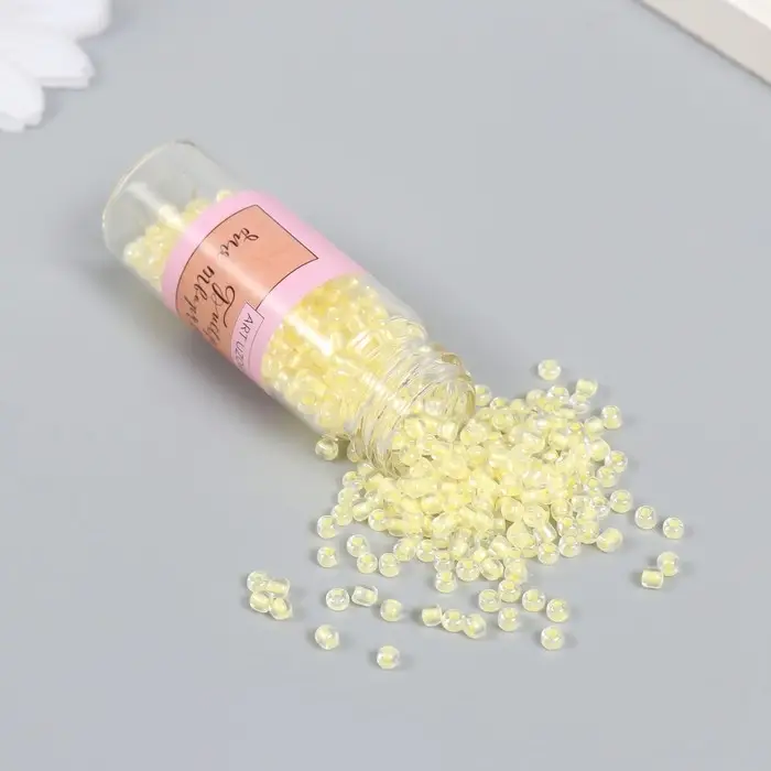 Бисер 8/0 в бутылочке  Бисер 8/0 в бутылочке "Полупрозрачный с цв.серединой. Пудра" светится под УФ 20 гр 6х2х2 см