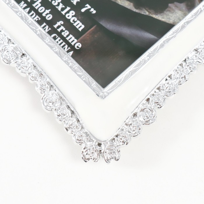 Фоторамка пластик под металл 13х18 см Фоторамка пластик под металл 13х18 см "Розы" серебро и перламутр 22х17,5х1 см