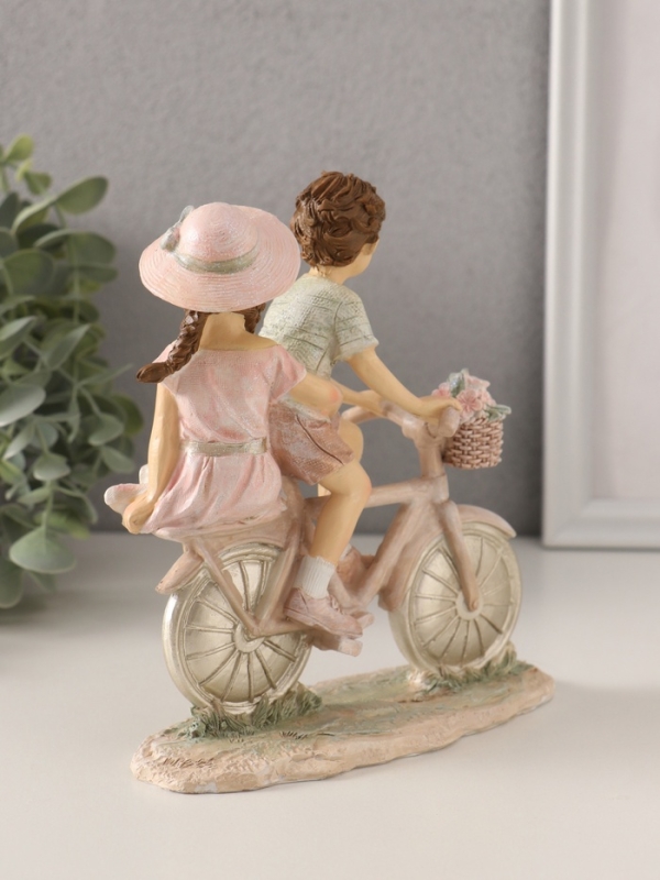 Сувенир полистоун  Сувенир полистоун "Дети - катание на велосипеде" розово-зелёный 14,5х7х16,5 см