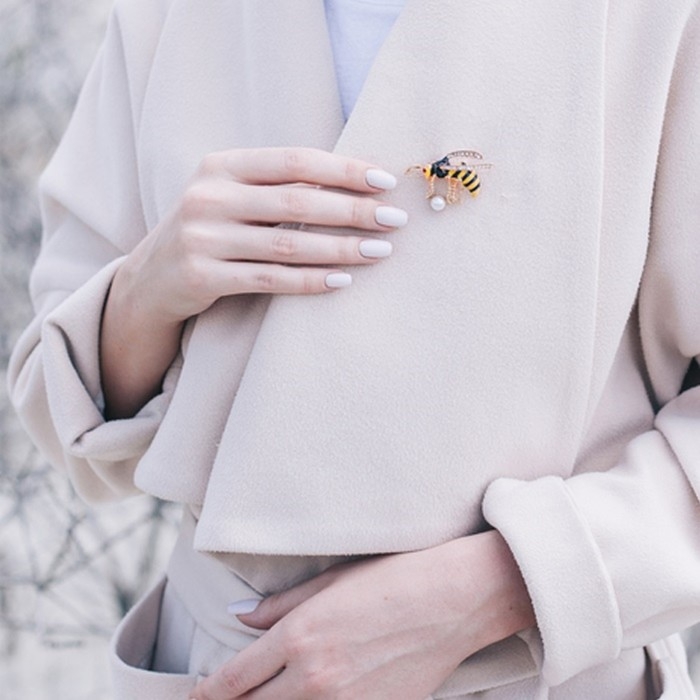 Брошь «Пчелка» с бусиной, цветная в золоте Брошь «Пчелка» с бусиной, цветная в золоте