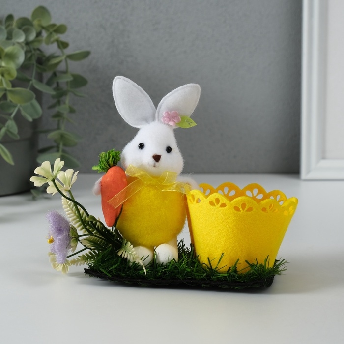 Сувенир  Сувенир "Зайка с морковкой около корзинки" 5х11,5х13,5 см