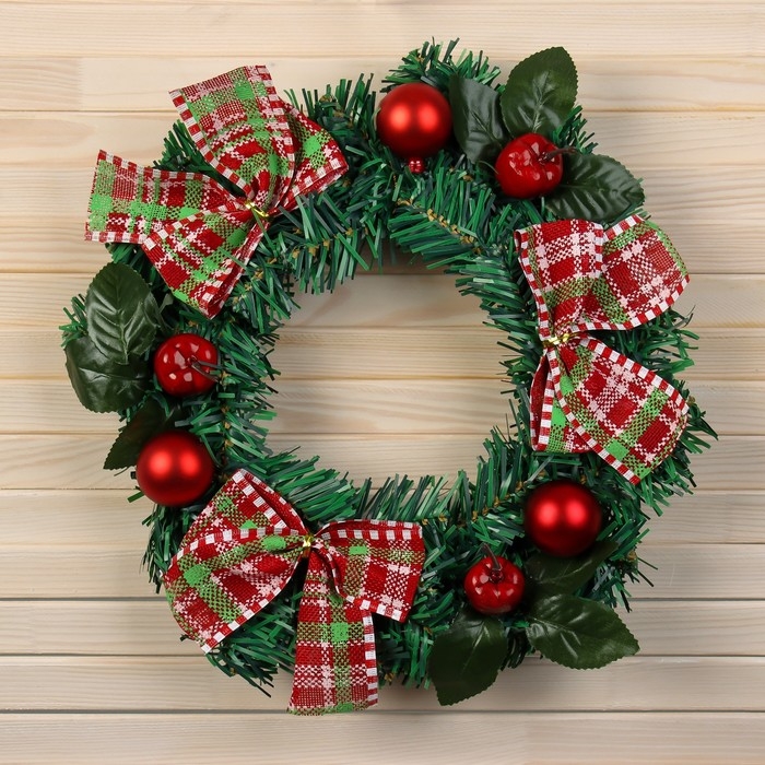 Венок новогодний d-30 см  Венок новогодний d-30 см "Яркая сказка" листья шары яблоки