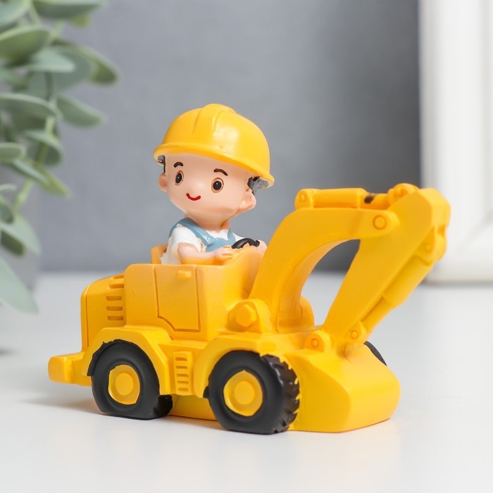 Сувенир полистоун  Сувенир полистоун "Малыш-строитель на экскаваторе" 7,5х4х7,7 см