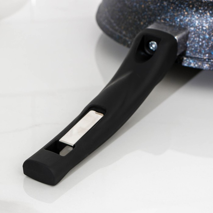 Сковорода «Гранит Star», d=28 см, стеклянная крышка, антипригарное покрытие, тёмно-синий Сковорода «Гранит Star», d=28 см, стеклянная крышка, антипригарное покрытие, тёмно-синий