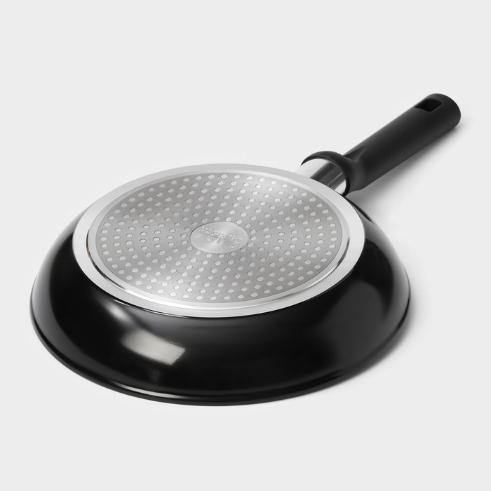 Сковорода Magistro Warrior, d=24 см, h=4,7 см, ручка soft-touch, антипригарное покрытие, индукция, цвет чёрный