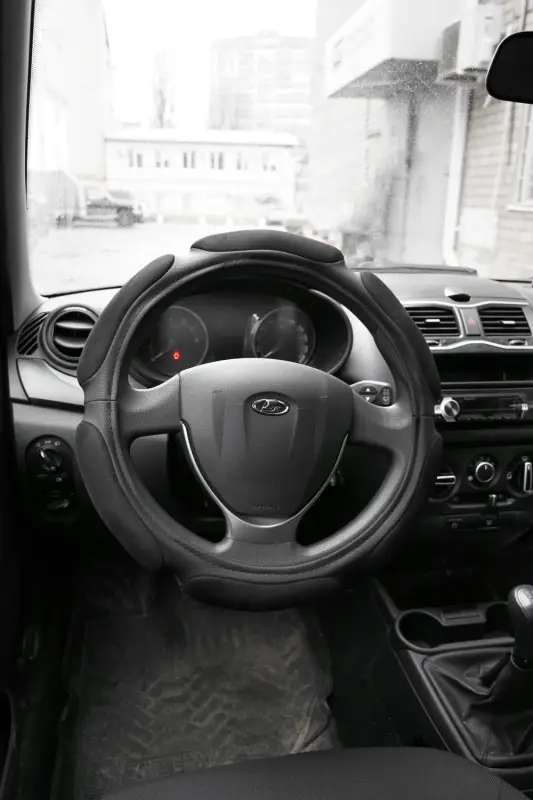 Спонжевая оплетка руля AVS SP-426XL-B ( размер XL, черный) - Серия "Sponge"