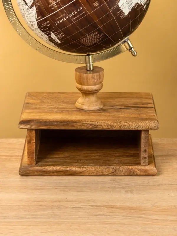 Глобус сувенирный 23х20х39 см, подставка дерево Глобус сувенирный 23х20х39 см, подставка дерево