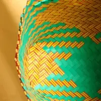 Сумка плетёная пластиковая 20х10х30 см, цв. бирюзовый-жёлтый Сумка плетёная пластиковая 20х10х30 см, цв. бирюзовый-жёлтый