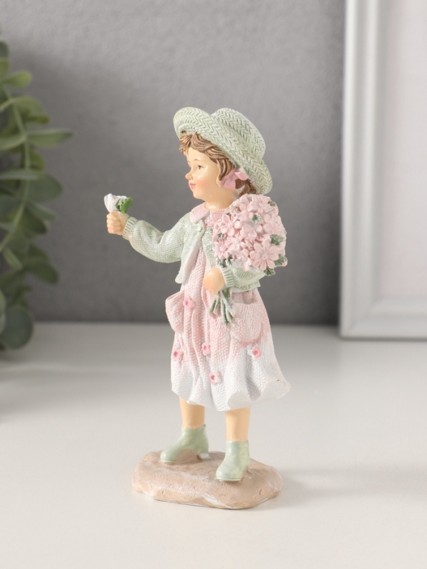 Сувенир полистоун Сувенир полистоун "Девочка с букетом ромашек, в шляпке" розово-зелёный 6,5х4х12,5 см
