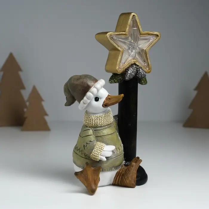 Фигурка светящаяся полистоун &laquo;Гусь в свитере у фонарного столба со звездой&raquo;, 12.5&times;9&times;20.3 см