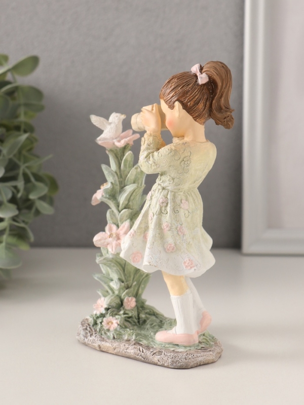 Сувенир полистоун  Сувенир полистоун "Малышка фотографирует птичку" зелёный 10,5х6х15,5 см