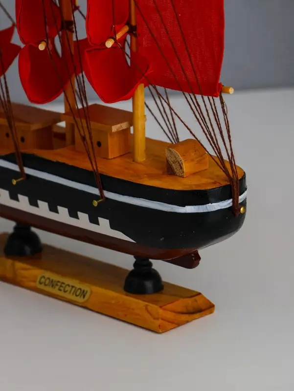 Сувенирная модель корабля &laquo;Флора&raquo;, борта чёрные с белой полосой, паруса алые, 32&times;6.5&times;31 см