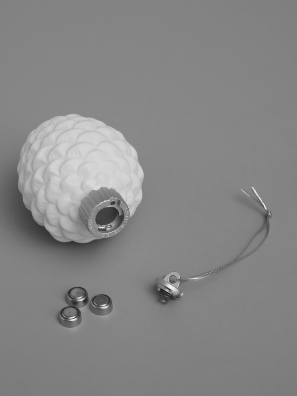 Елочный шар Елочный шар "Шишка" 6.5х6.5х8 см, 1 LED, LR44x3(в компл.), свечение тёплое белое