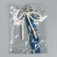 Брелок на карабине с джинс. ремешком "Жемчужный бант и бабочка" бусины d=0,5 см 15х10,5х1 см 10904 Брелок на карабине с джинс. ремешком "Жемчужный бант и бабочка" бусины d=0,5 см 15х10,5х1 см 10904