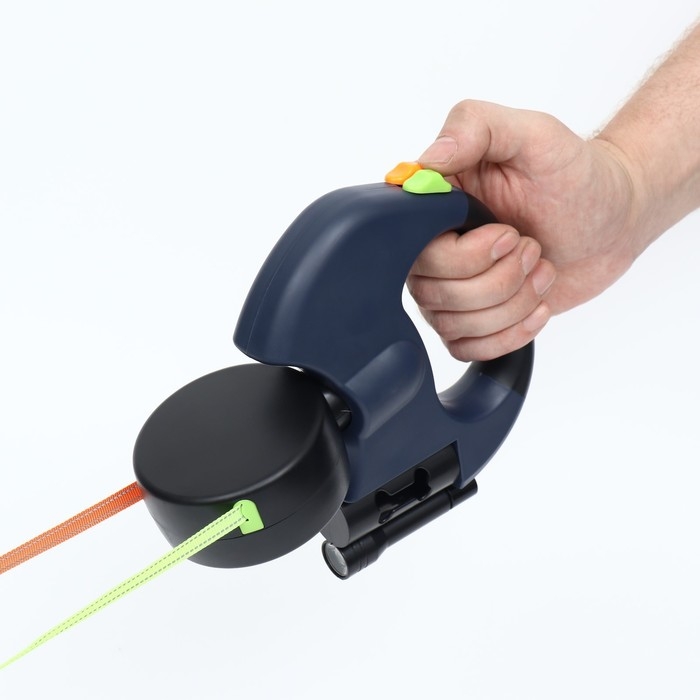 Рулетка-сворка на 2 собак, с фонариком и контейнером для пакетов, 3 м, до 15 кг каждая Рулетка-сворка на 2 собак, с фонариком и контейнером для пакетов, 3 м, до 15 кг каждая