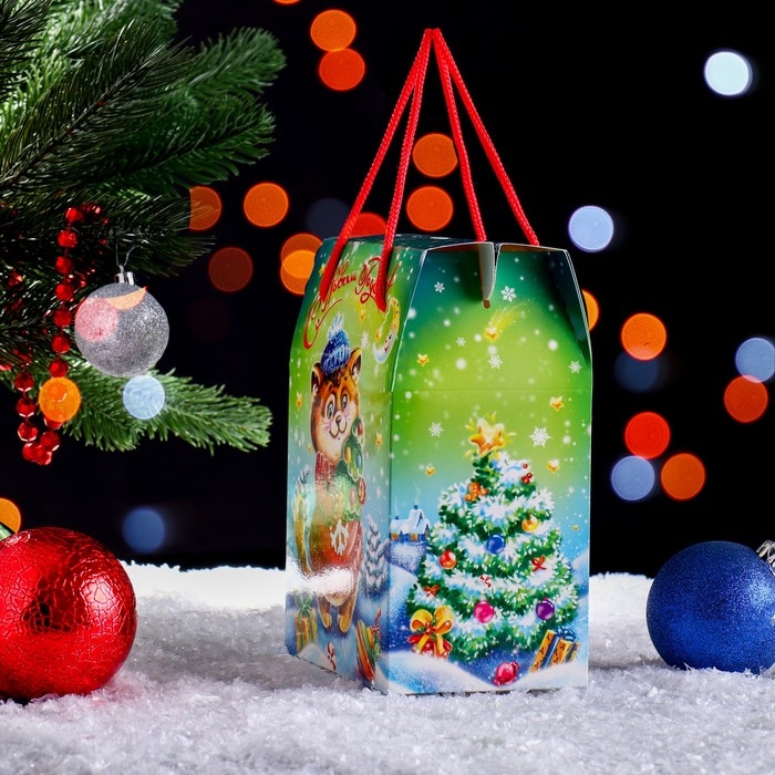 Новый год. Подарочная коробка Новый год. Подарочная коробка "Котик в лесу" 15 х 10 х 20,5 см.