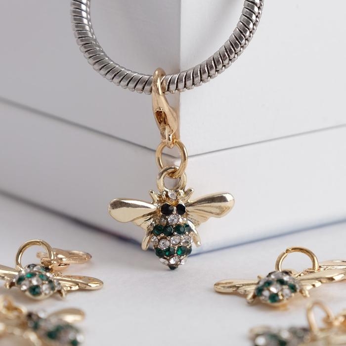 Шарм «Пчёлка» труженица, цвет бело-зелёный в золоте Шарм «Пчёлка» труженица, цвет бело-зелёный в золоте