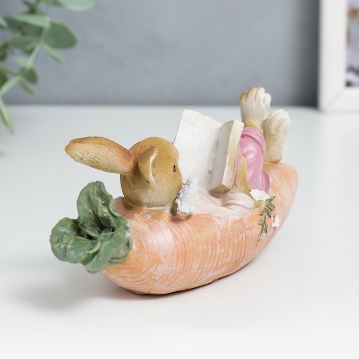 Сувенир полистоун Сувенир полистоун "Кролик читают книгу в морковке лодке, с птичкой" 6х5х14,5 см