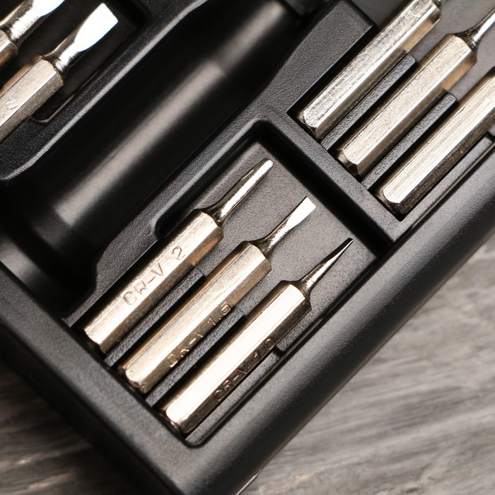 Набор отверток в фляге «Хочешь жить», универсальный, 18 предметов Набор отверток в фляге «Хочешь жить», универсальный, 18 предметов