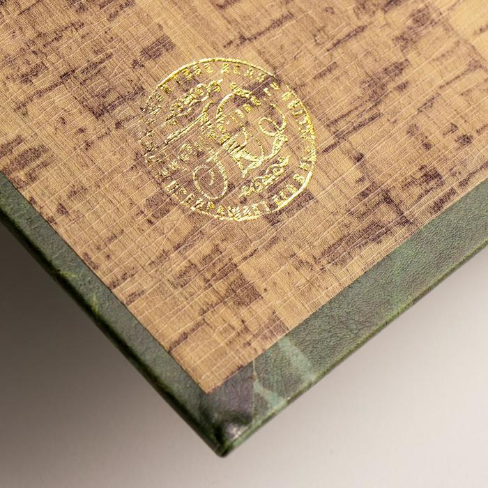 Сейф-книга дерево кожзам  Сейф-книга дерево кожзам "Р. Люксембург. Накопление капитала" тиснение 21х13х5 см