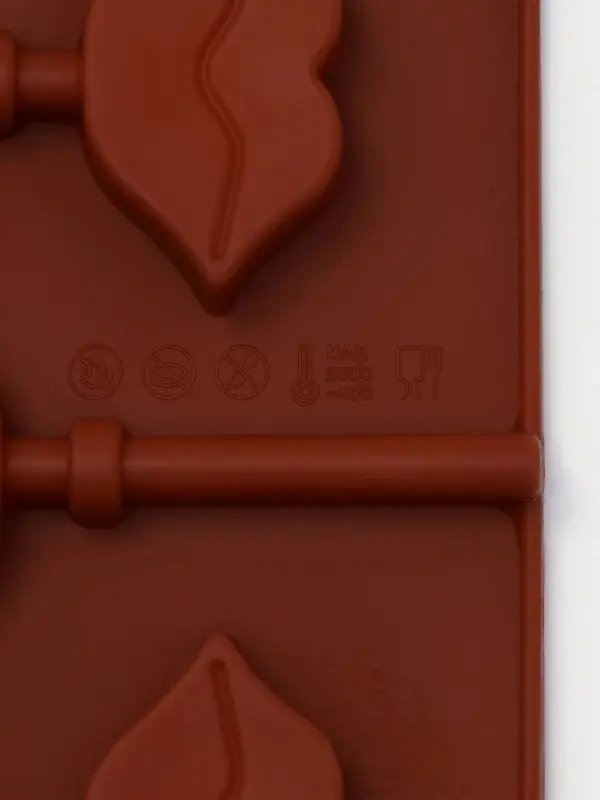 Форма для леденцов Доляна &laquo;Поцелуй&raquo;, силикон, 24&times;9.4&times;1.5 см, 6 ячеек (4&times;2.4 см), с палочками, коричневая