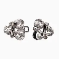 Зажим для кардигана "Ажур", узел, цвет белый в чернёном серебре Зажим для кардигана "Ажур", узел, цвет белый в чернёном серебре