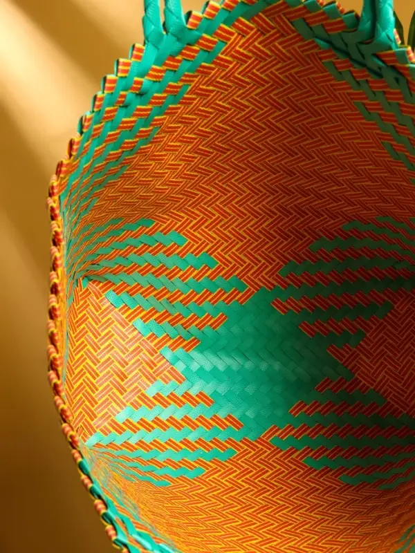 Сумка плетёная, 30×15×35 см, пластик, бирюзовый-жёлтая Сумка плетёная, 30×15×35 см, пластик, бирюзовый-жёлтая